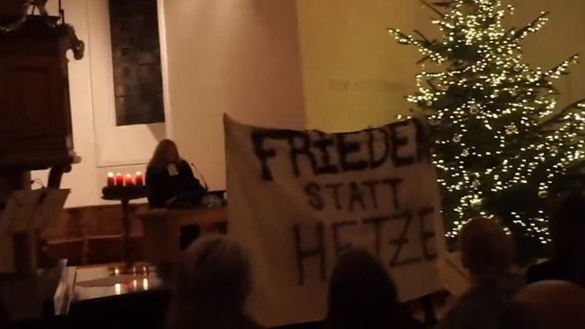 «Frieden statt Hetze» propagierten die Aktivisten in der Dorfkirche in Kleinhüningen. Foto: Screenshot Basellandschaftliche Zeitung