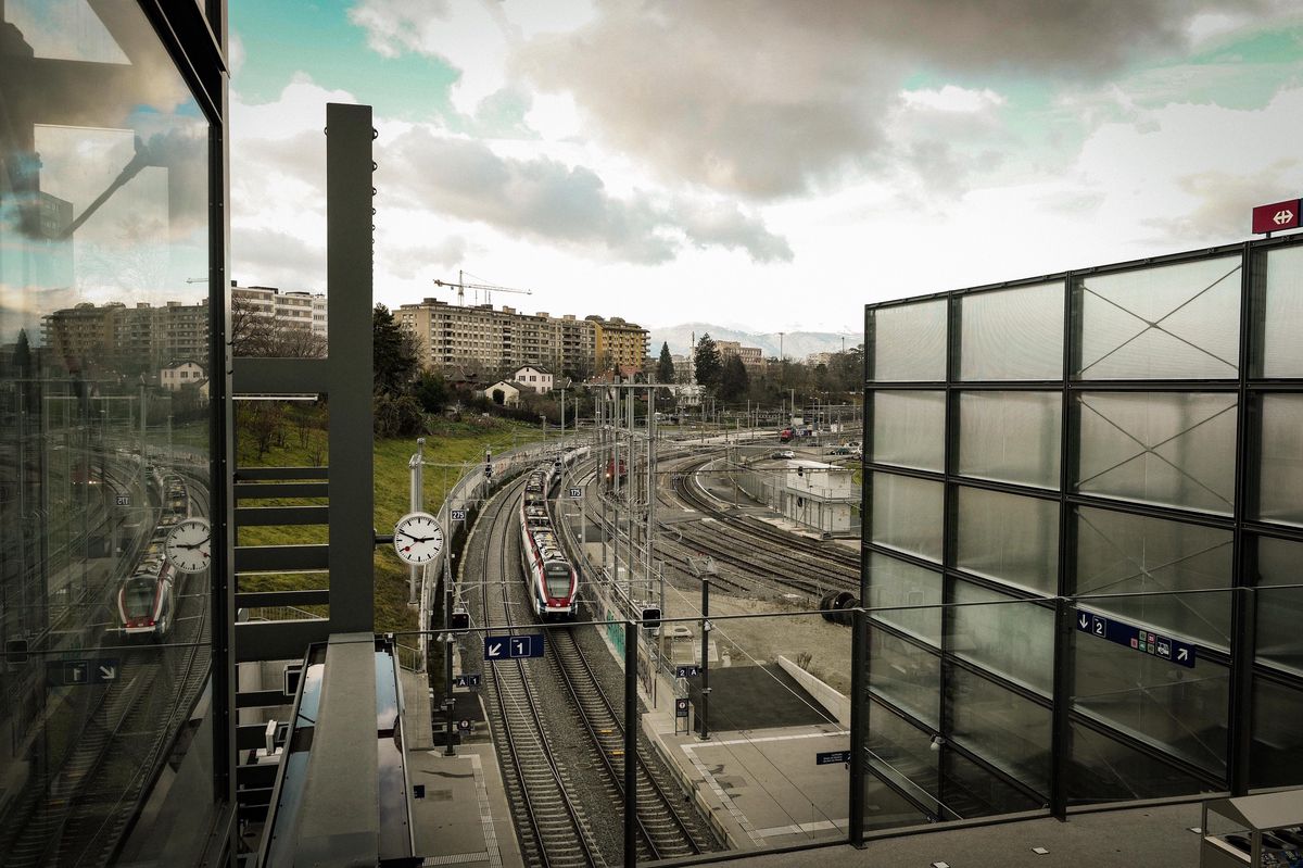 Une rame du Léman Express entre en gare à Lancy Bachet. 