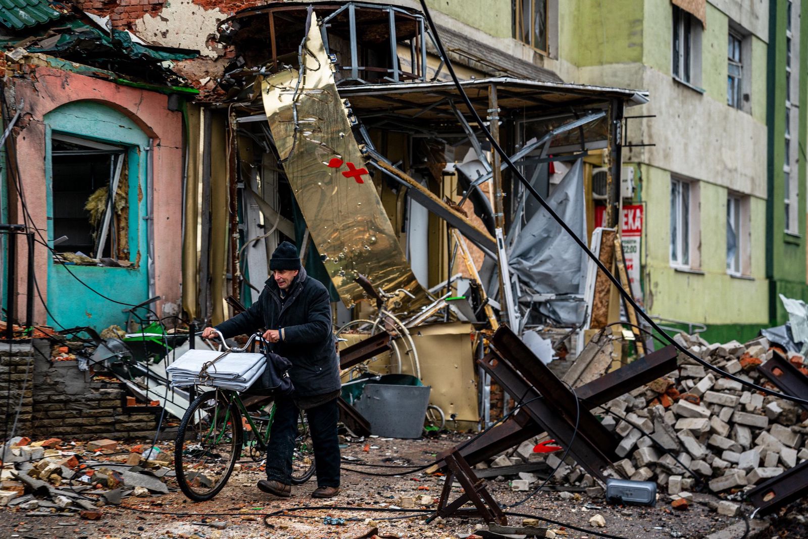 Un habitant dans une rue de Bakhmut, le 6 janvier 2023.