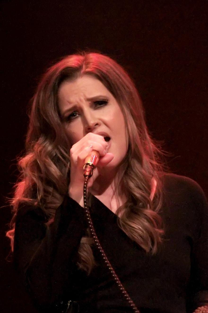 Sie war eben noch Gast an der Golden-Globes-Gala, nun ist Sängerin Lisa Marie Presley mit 54 Jahren an einem Herzstillstand gestorben. 
