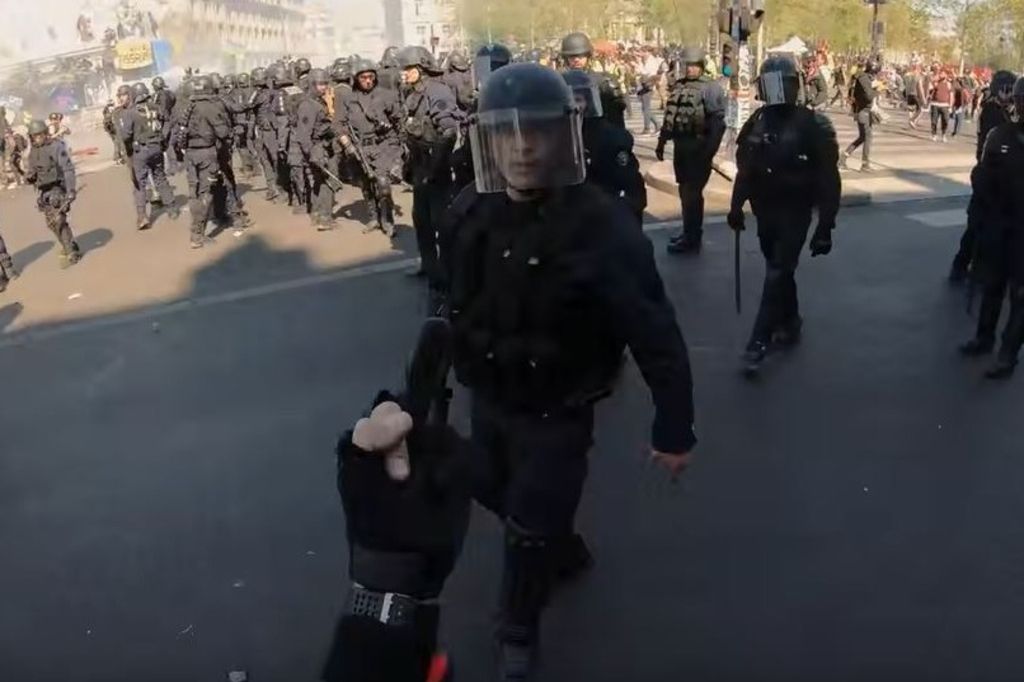 France Un reporter jugé pour son doigt d'honneur à la police Le Matin