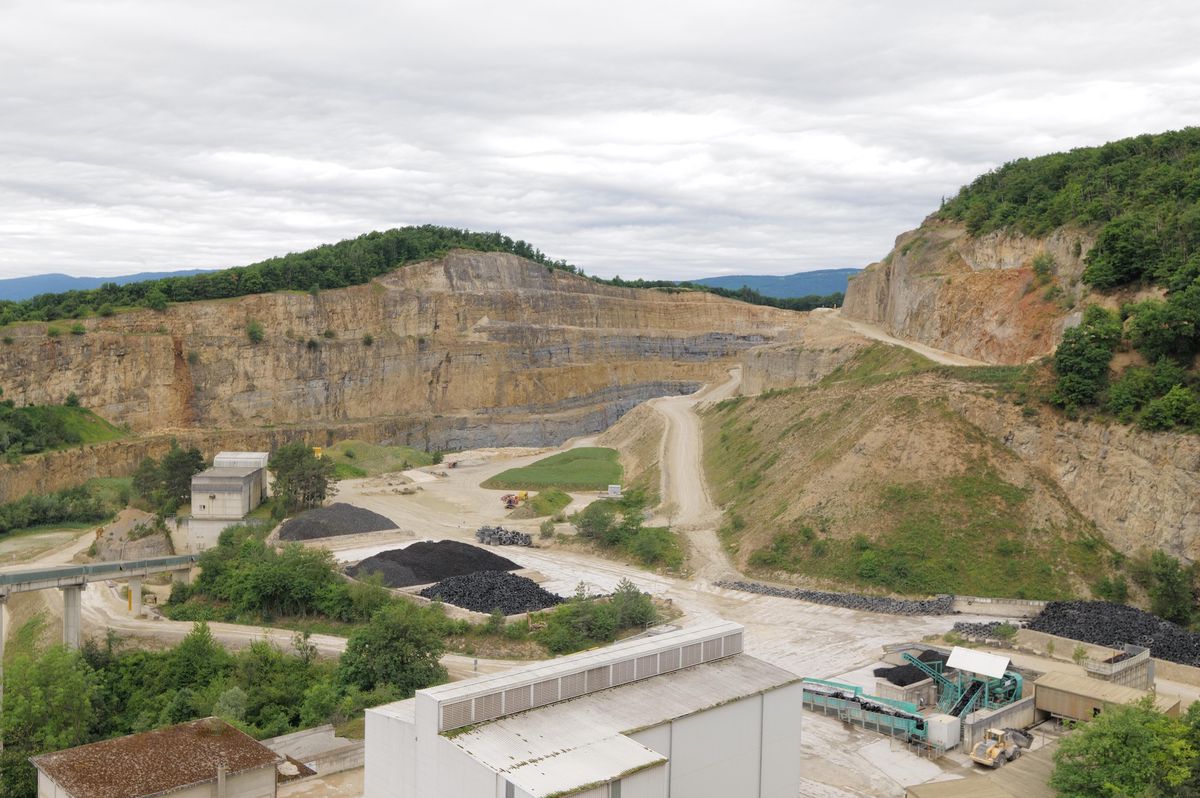 Vue depuis la cimenterie d’Éclépens, la carrière qui s’enfonce dans la colline vaudoise. Une «balafre» selon les opposants.
