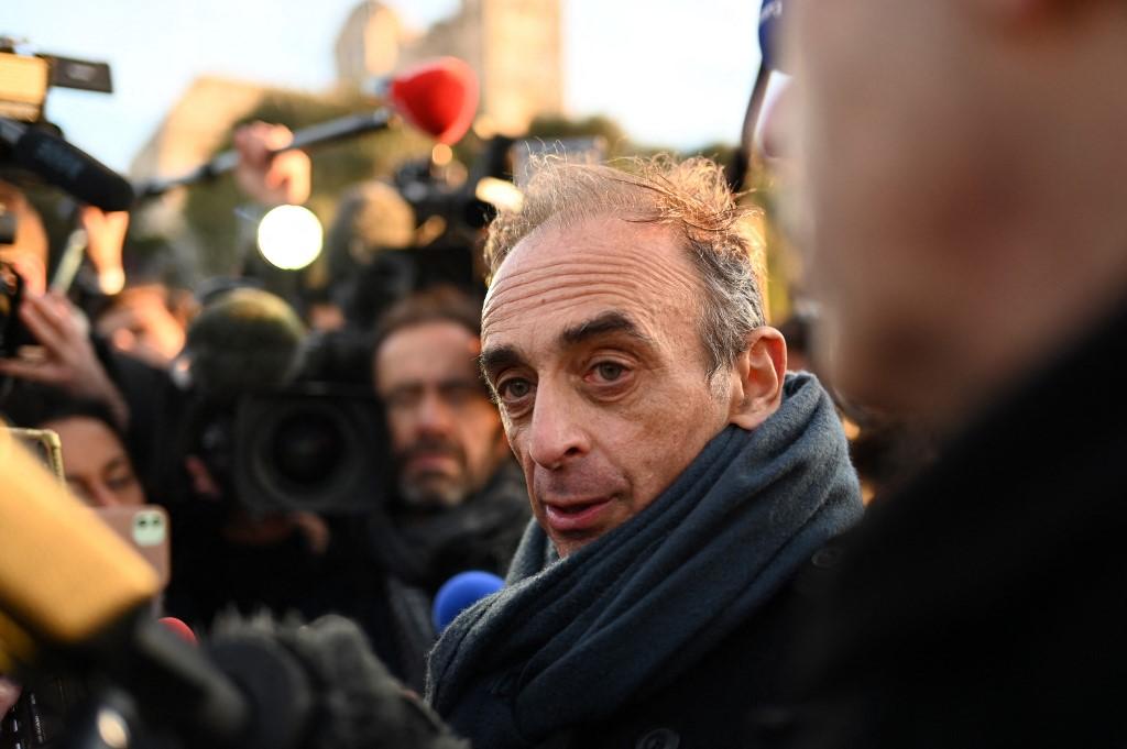 «Et bien profond» Echange de doigts d’honneur entre Zemmour et une