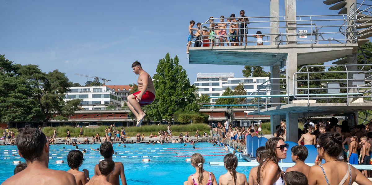 Des enfants se baignent et sautent du plongeoir à la piscine de Bellerive à Lausanne.