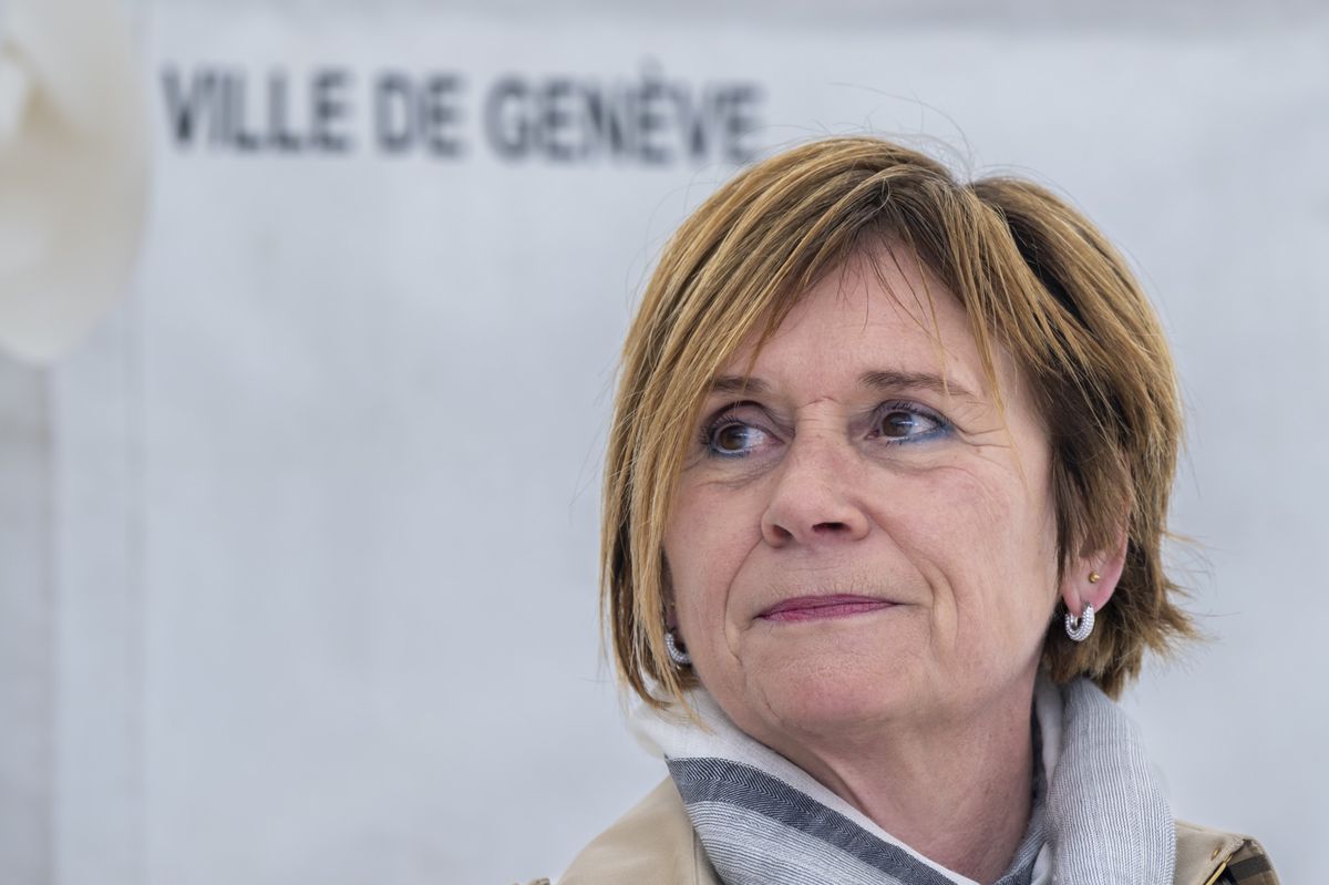 Frederique Perler en charge du Departement de l'amenagement, des constructions et de la mobilite, s'exprime lors de la ceremonie de la pose de la premiere pierre du chantier aux Eaux, des futures logements et equipements publics, ce vendredi 26 avril 2024 aux Eaux-Vives a Geneve. Apres 7 mois de travaux preparatoires, la phase de gros ?uvre du chantier de la derniere piece du perimetre de la gare des Eaux-Vives a commence. Ce projet d'envergure comporte, dans sa partie superieure, des logements realises par la Fondation de la Ville de Geneve pour le logement social, et dans sa partie inferieure, des equipements publics Ville de Geneve. (KEYSTONE/Martial Trezzini)