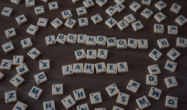 Das Jugendwort wurde in einem dreistufigen Onlinewahlverfahren ausgewählt – Jugendliche konnten Begriffe vorschlagen und anschliessend über ihre Favoriten abstimmen.