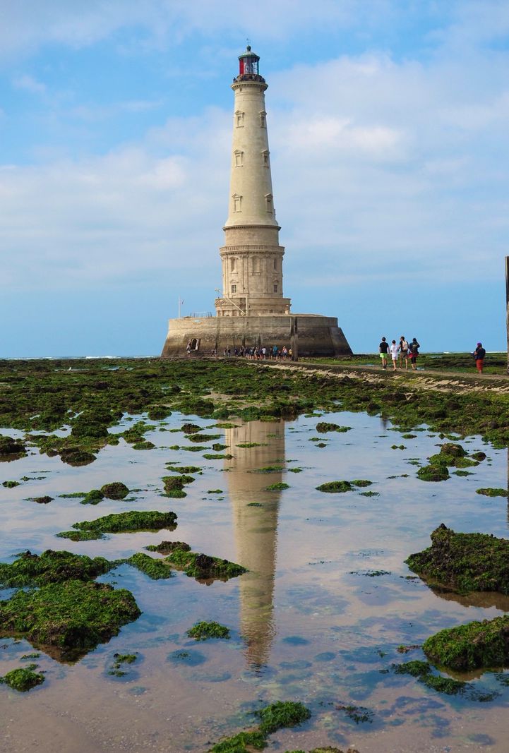 Le phare ne se visite qu’à marée basse. Un moment qui offre une vision magique de ce majestueux bâtiment. 