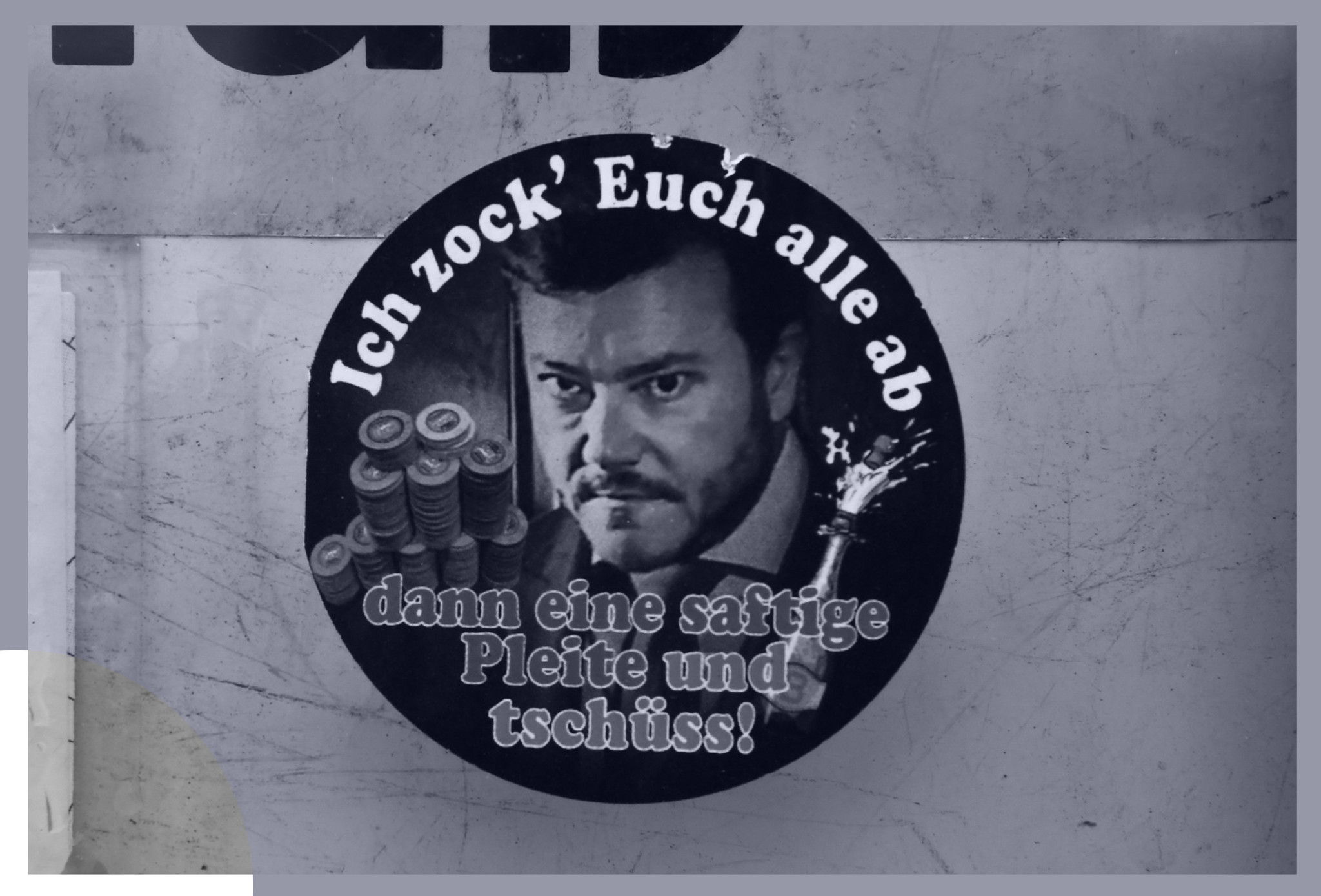 Auch in München brachten ihm seine Geschäfte nicht nur Freunde, wie dieser Aufkleber im Glockenbachviertel zeigt.