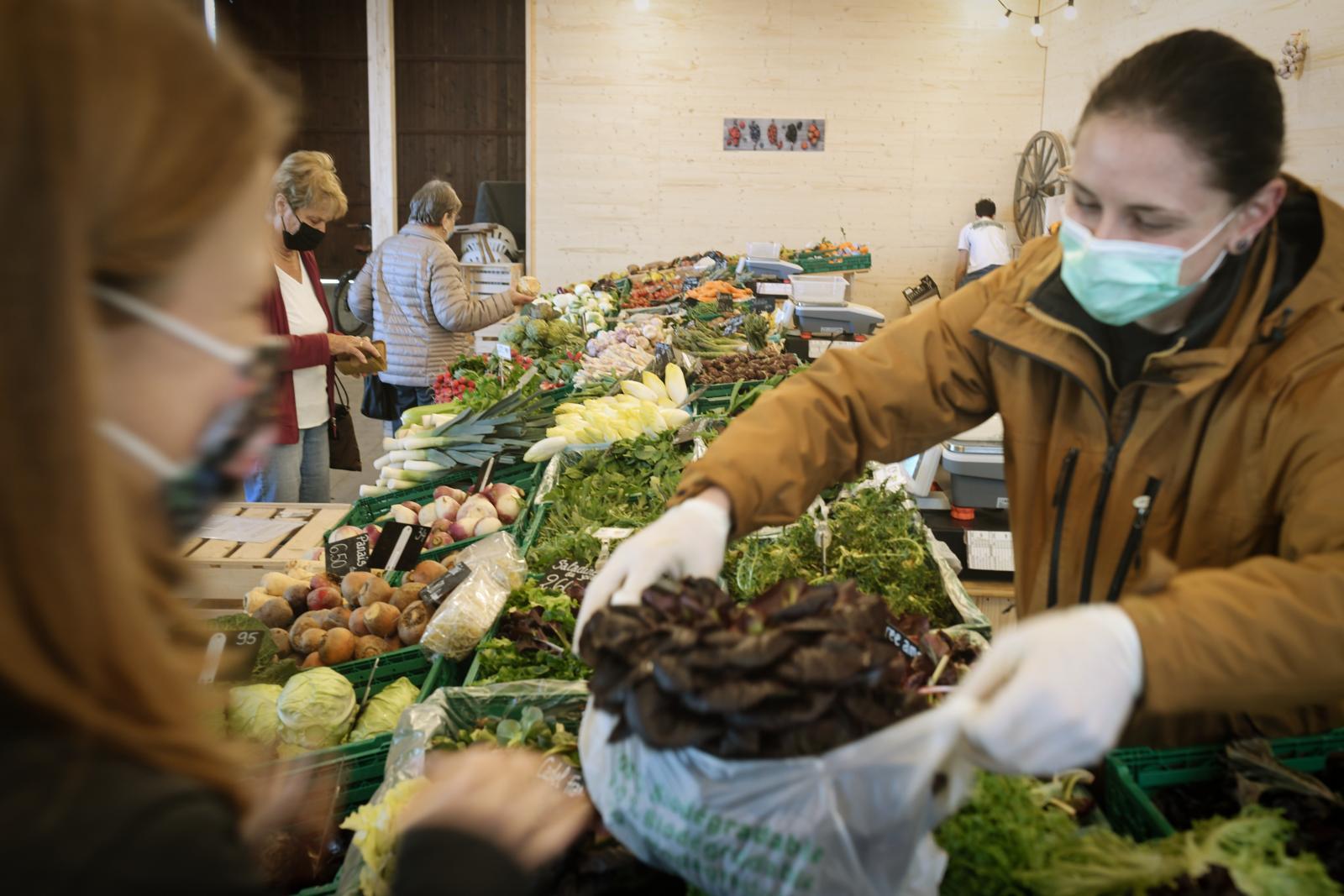 Genève, le 1er avril 2021. Vente directe  à la Ferme Chavaz, à Veyrier.