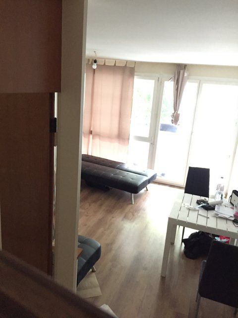 L'homme a été emmené, ainsi que sa femme qui logeait dans un appartement du cinquième étage avec leurs deux enfants, et deux personnes présentées comme sa soeur et son frère. Des cartons remplis de documents ont été emportés par la police, qui a terminé son intervention vers 9h30.