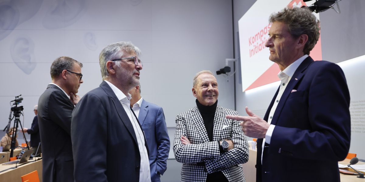 Urs Wietlisbach, Kurt Aeschbacher et Marco Sieber discutent avant une conférence de presse sur l'initiative Kompass à Berne, le 30 septembre 2024.