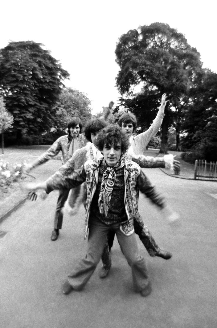 Die Geschichte von Syd Barrett & Pink Floyd 
Have You Got It Yet?
Roger Waters, Nick Mason, Syd Barrett und Richard Wright (v.l.) bei ihrem allerersten Fotoshooting im Ruskin Park in London im April 1967
© Colin Prime/Jill Furmanovsky Archive
Foto: WDR
Honorarfreie Verwendung nur im Zusammenhang mit genannter Sendung und bei folgender Nennung "Bild: Sendeanstalt/Copyright". Andere Verwendungen nur nach vorheriger Absprache: ARTE-Bildredaktion, Silke Wölk Tel.: +33 3 90 14 22 25, E-Mail: bildredaktion@arte.tv