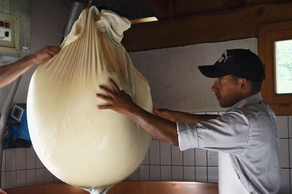 Un fromager paraguayen sur un alpage valaisan