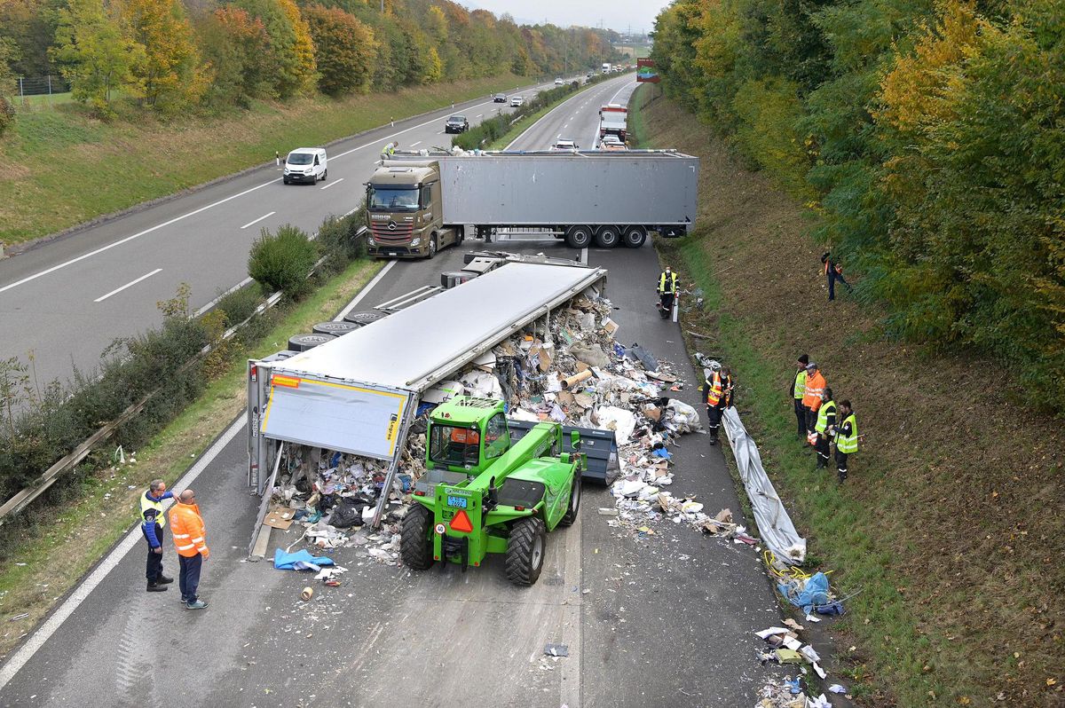 Les 90m³ de déchets ont été évacués par une pelle télescopique vers un autre camion durant plusieurs heures.