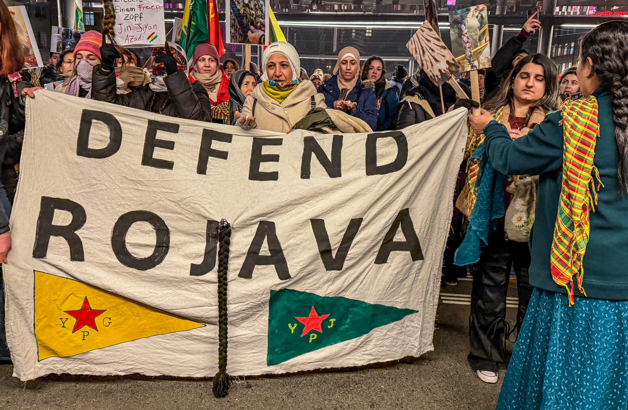 Bern: Kurden-Demonstration am Bahnhofplatz für Rojava