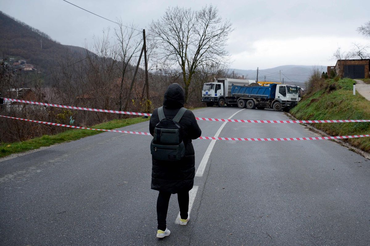 Dans le village serbe de Rudare, à 90 kilomètres de Merdare, une route a été bloquée par des camions. La zone frontière avec le Kosovo connaît un fort regain de tensions.
