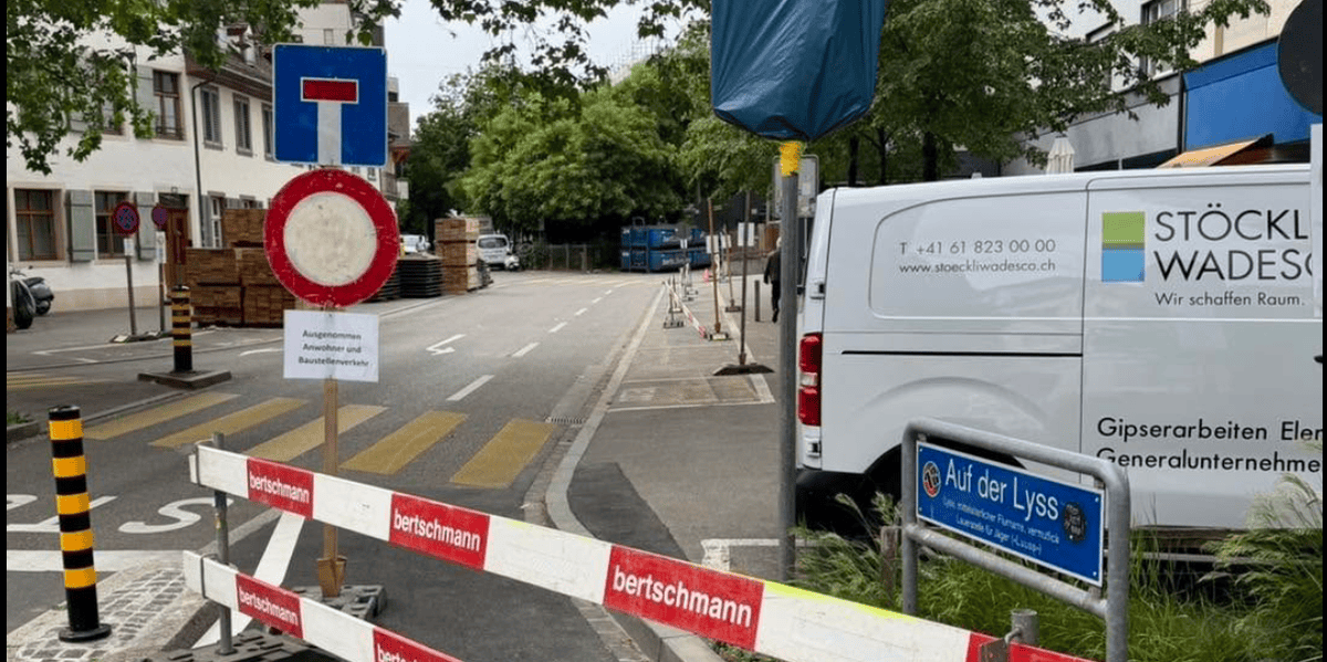 IWB-ersetzt-Leitungen-21-Bussen-in-50-Minuten-Polizei-b-sst-auf-der-Lyss-Velofahrer