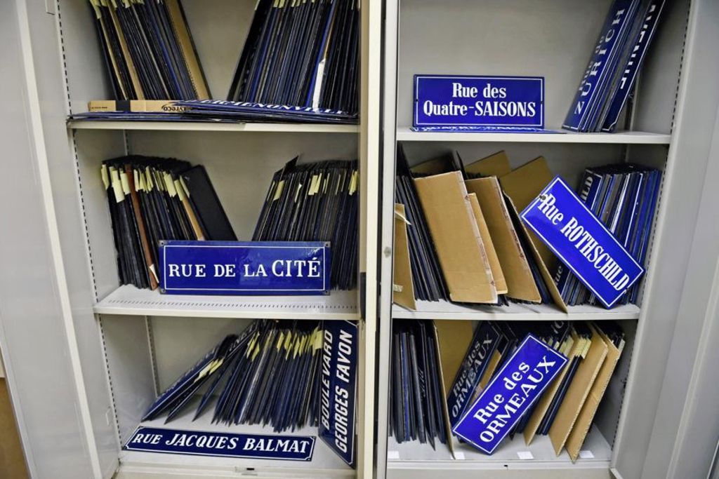 Reportage Mises aux enchères, les plaques de rue ravivent les
