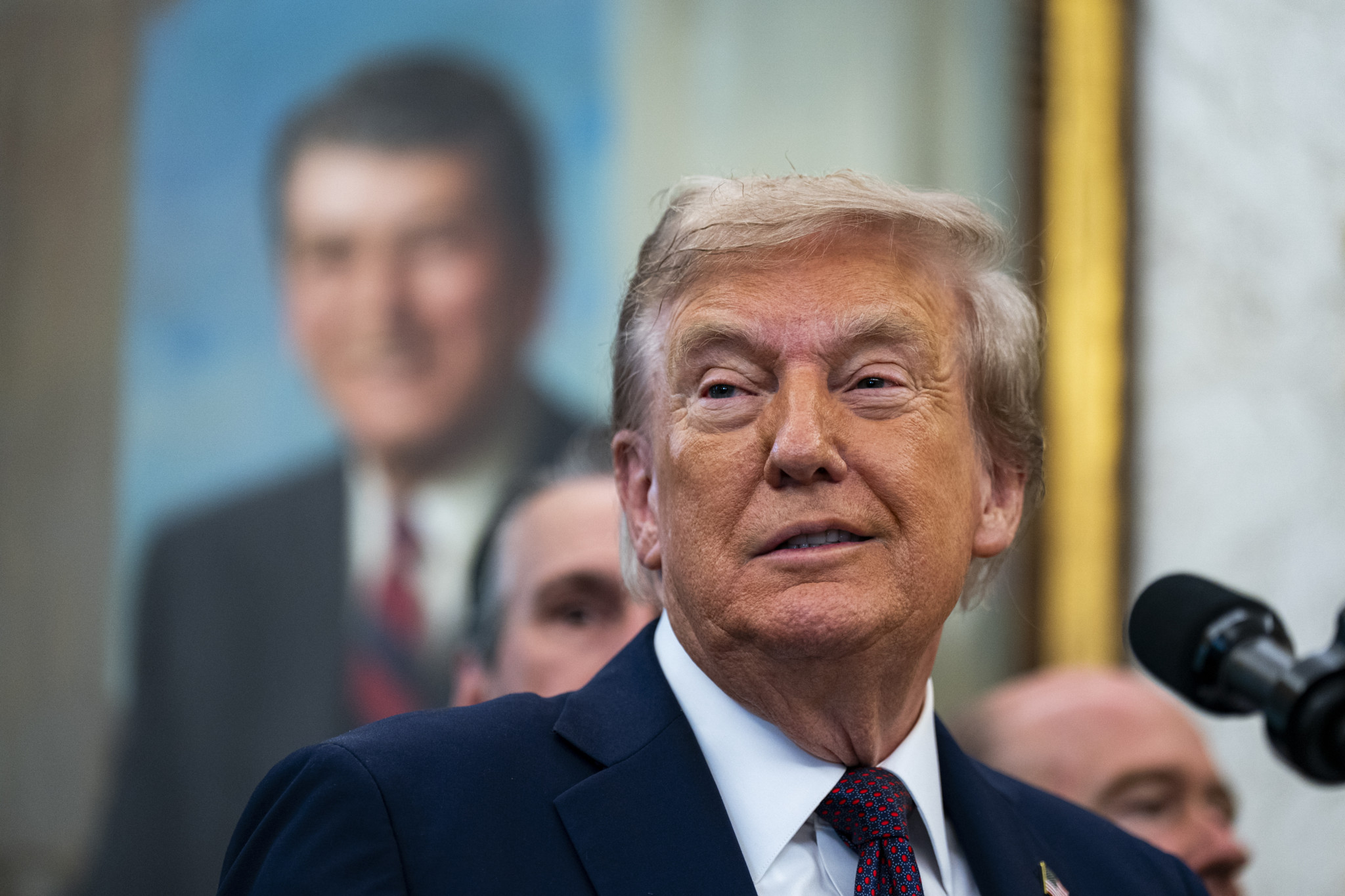 Donald Trump s’exprime dans le Bureau ovale, annonçant le déplacement du siège du US Space Command à Huntsville, Alabama.