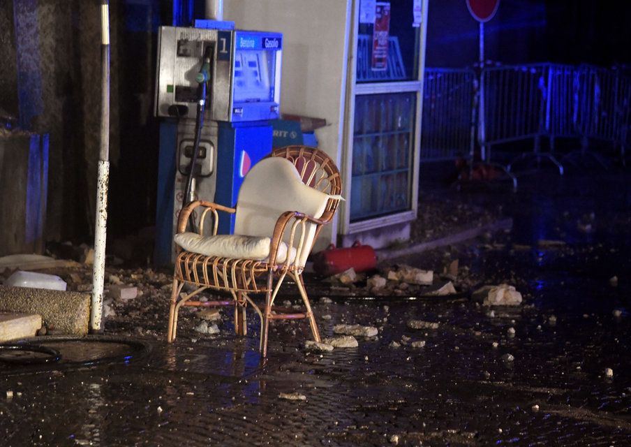 Une terrasse de café en ruines à Visso. (Mercredi 26 octobre 2016)