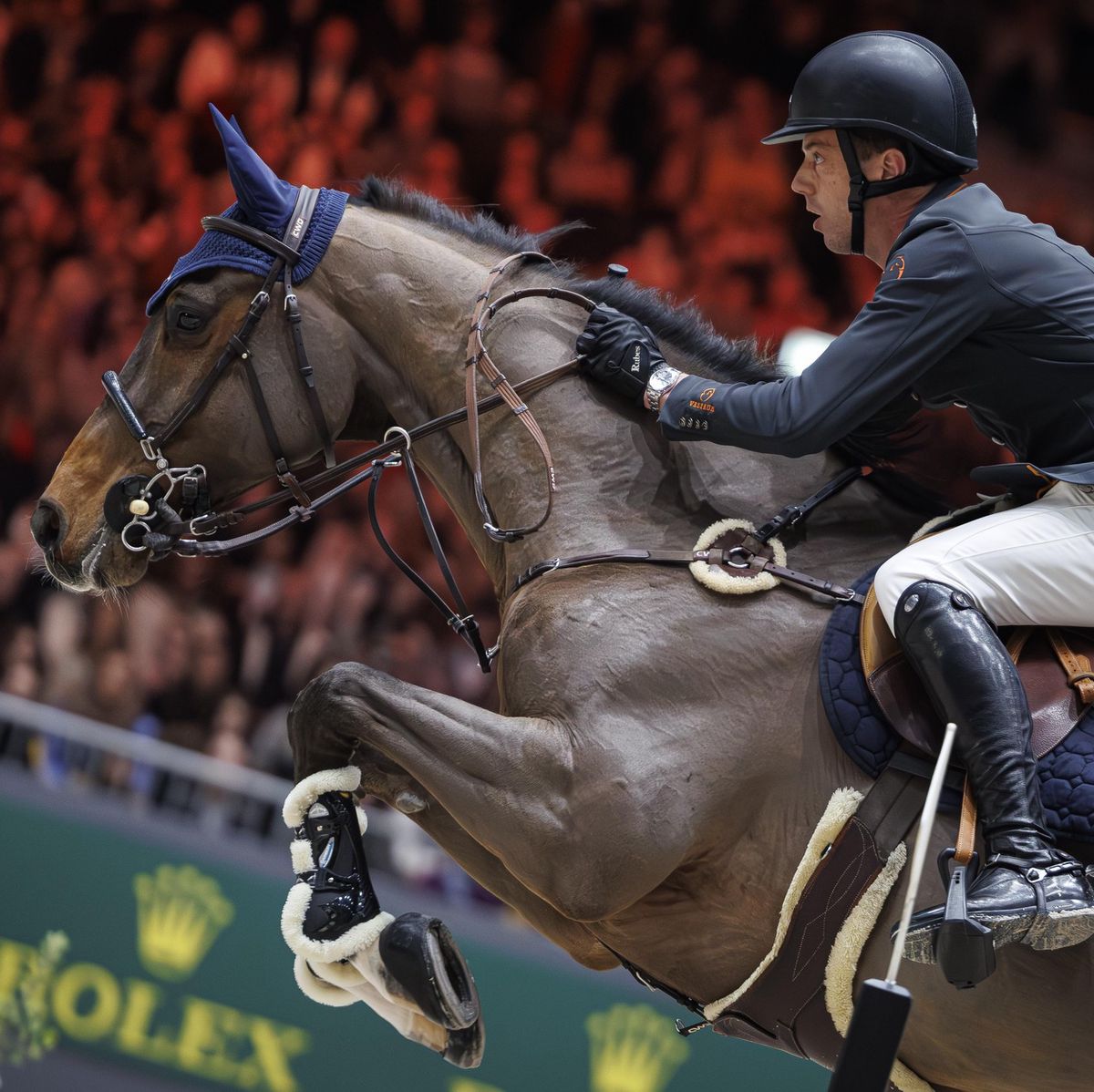 Harrie Smolders du Pays-Bas monte son cheval Monaco pour remporter la première place du Grand Prix Rolex au 63e tournoi international de saut d’obstacles CHI à Genève, Suisse, le 15 décembre 2024.