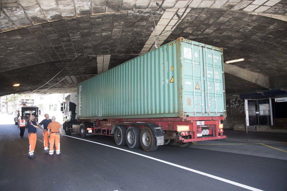 Un camion français trop haut a arraché les lignes électriques de bus TL sous le tunnel de Closelet  au dessus duquel passe les lignes CFF.