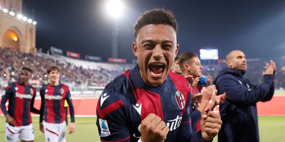 Dan Ndoye célèbre la victoire lors du match de Serie A entre Bologna FC et AS Roma au stade Renato Dall'Ara à Bologne, Italie, le 17 décembre 2023.
