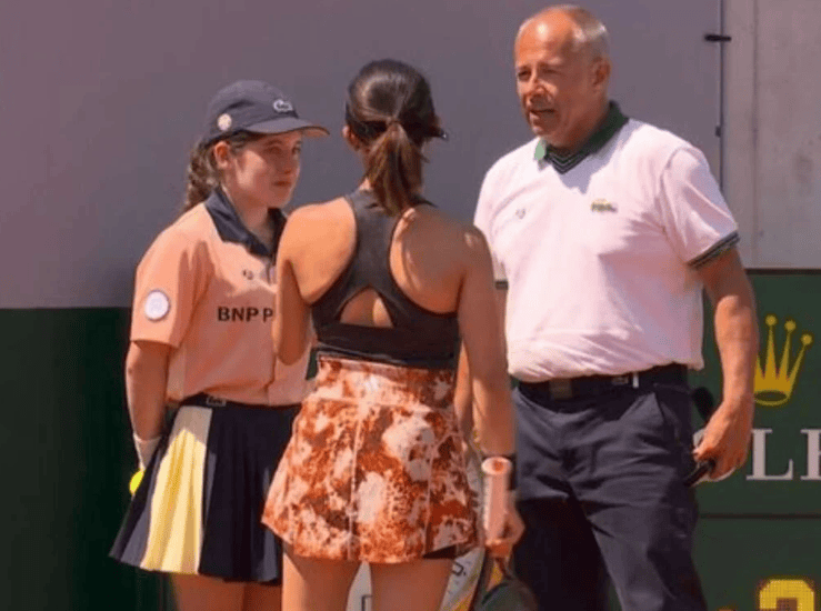 French Open Ballmädchen wird getroffen und weint Tennisspielerin
