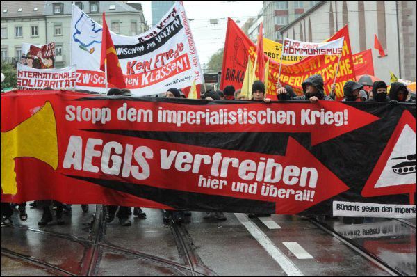 Demonstrationszug gegen die Sicherheitsfirma Aegis Defense Services AG in Basel. (Bild: Johannes Dietschi, newspictures) Demonstrationszug gegen die Sicherheitsfirma Aegis Defense Services AG in Basel. (Bild: Johannes Dietschi, newspictures)