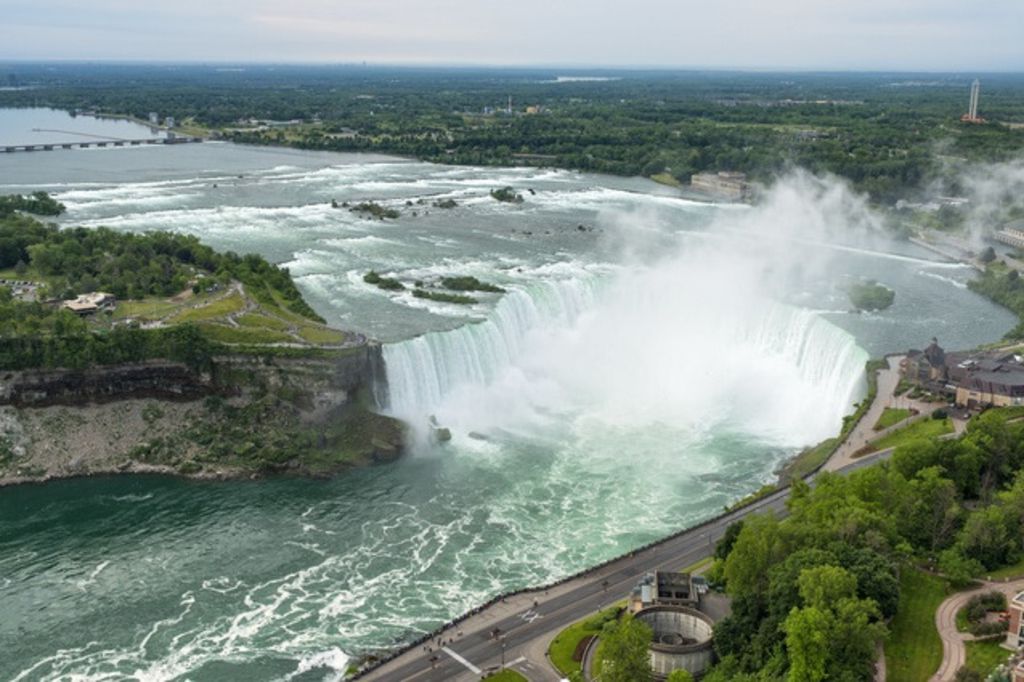 Il se jette dans les chutes du Niagara et survit