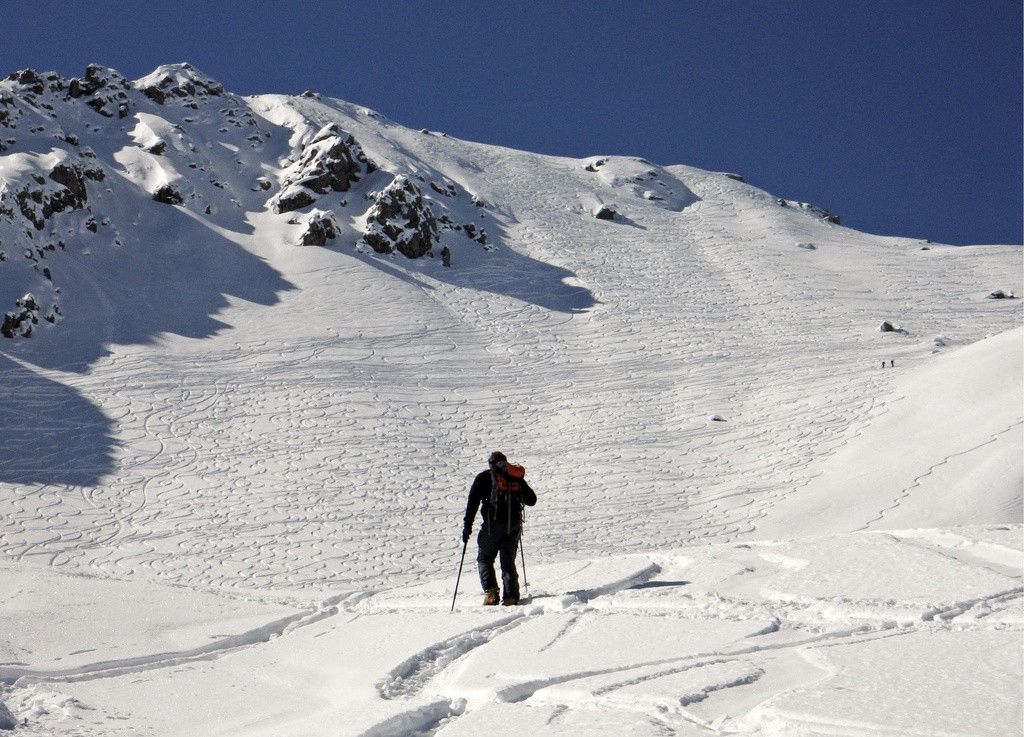Ein Skitourenfahrer steigt am Dienstag, 8. Maerz 2011, bei wolkenlosem Winterwetter dem total verfahrenen Gipfelhang am 2807 Meter hohen Bueelenhorn oberhalb Davos Monstein entgegen. (KEYSTONE/Arno Balzarini)