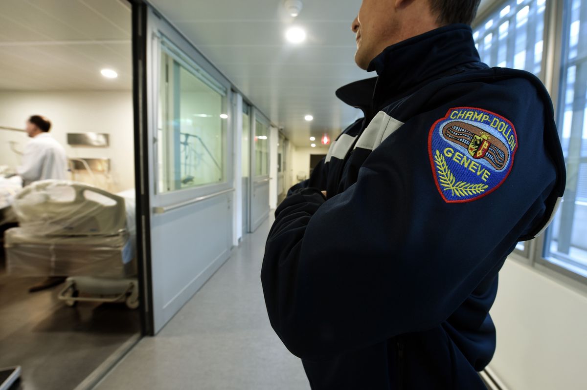 Genève, le 26 novembre 2015. Hôpitaux Universitaires de Genève (HUG). Réouverture de l'Unité Cellulaire hospitalière des HUG. Cette unité reçoit des patients-détenus incarcérés dans les établissements pénitenciaires des cantons du concordat latin (Suisse romande et Tessin). Photo: Laurent Guiraud.