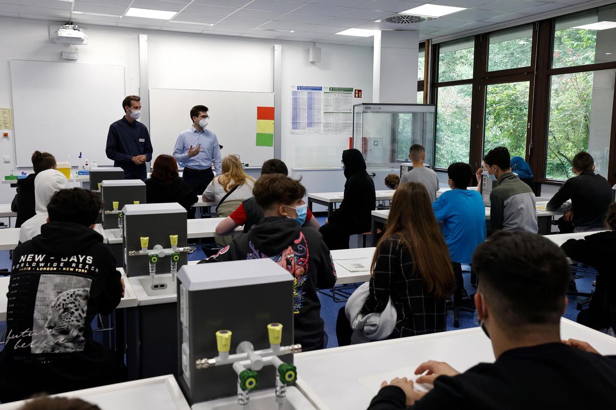 Neu müssen Schülerinnen und Schüler an den Gymnasien und Berufsschulen angeben, ob sie geimpft sind. Neu müssen Schülerinnen und Schüler an den Gymnasien und Berufsschulen angeben, ob sie geimpft sind.