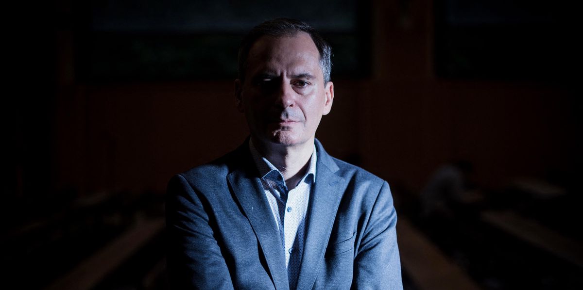 Journaliste d'investigation Christo Grozev posant à Sciences Po Paris, le 5 septembre 2022.