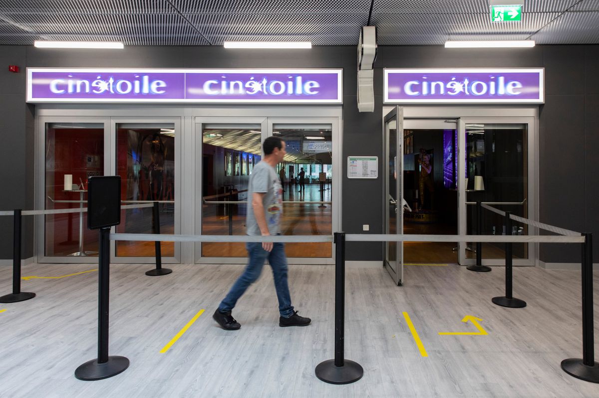 Lausanne le 5 juin 2020. Réouverture des cinémas après le confinement. A Cinétoile de Malley, des flèches ont été posées au sol pour le sens de circulation et des postes de désinfection des mains ajoutés. @ 24heures/Odile Meylan