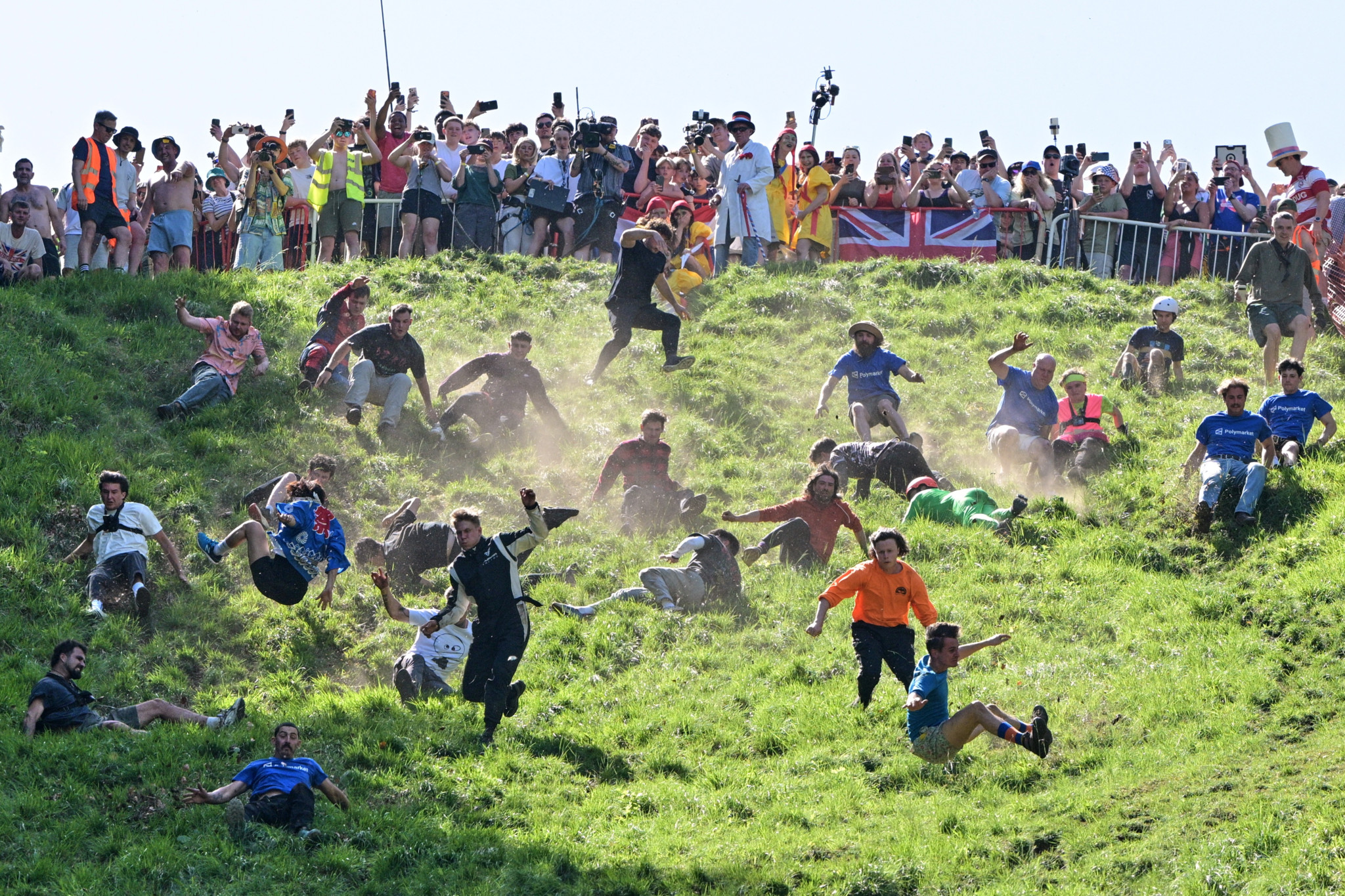Legendärer Wettkampf am Cooper’s Hill: Deutscher gewinnt kurioses Käserennen in England – schon wieder