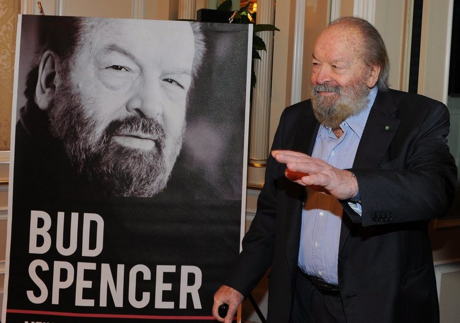 Der italienische Schauspieler ist durchaus vielseitig gewesen. Hier stellt er im April 2011 sein Buch vor. (14. April 2011)