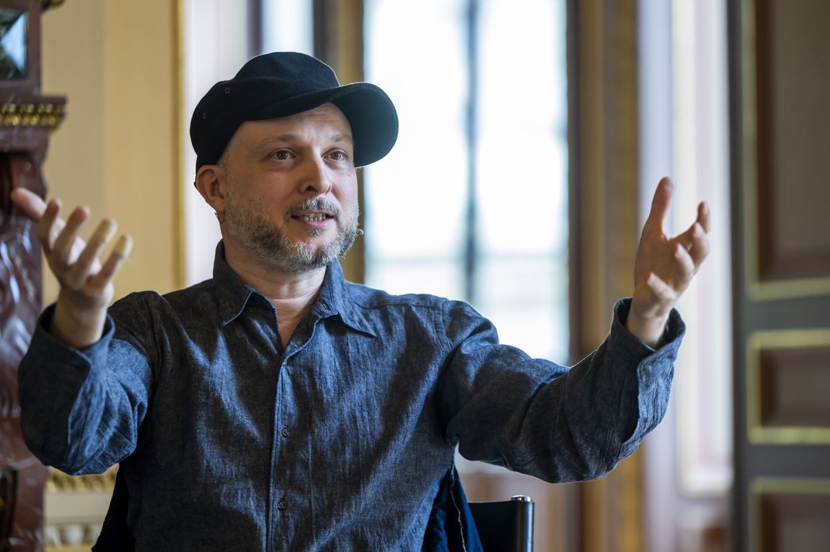 Sidi Larbi Cherkaoui, Directeur du Ballet du Grand Theatre, s'exprime, lors d'une conference de presse, sur la presentation de la saison 2024-25 du Grand Theatre de Geneve, ce mercredi 24 avril 2024 a Geneve. (KEYSTONE/Martial Trezzini)