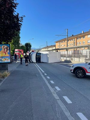 Une voiture lui coupe la route et la fourgonnette se retrouve sur le flanc