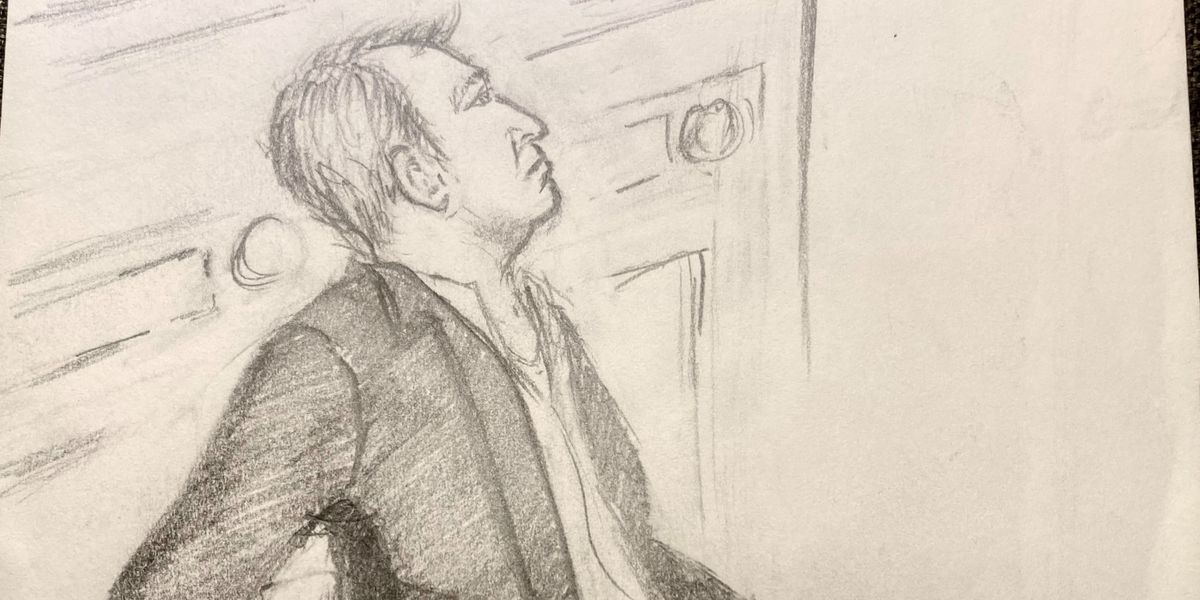 Croquis d'un homme en costume assis, regardant vers le haut avec une expression pensive, appuyé contre un mur avec des détails de boiserie.