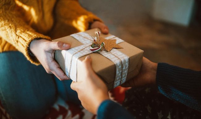 Fällt dir das Schenken leichter als Tim (23)? Verrat ihm deine Geschenktipps in den Kommentaren! 