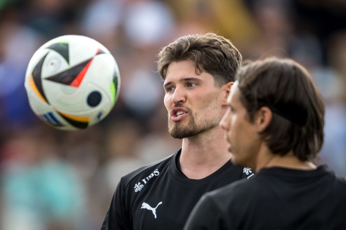 Les gardiens de but de la Suisse, Gregor Kobel #21 (à gauche) et Yann Sommer #1, lors de leur premier entraînement au camp de base avant le tournoi de l'UEFA EURO 2024 à Stuttgart, le 10 juin 2024.