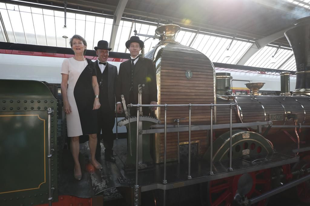 La conseillère fédérale Simonetta Sommaruga, à gauche, se tient sur la locomotive de l’historique «Spanisch-Broetli-Bahn»  lors de la fête officielle du 175e anniversaire de la mise en service de la première ligne de chemin de fer en Suisse, le mardi 9 août 2022 à la gare centrale de Zurich.