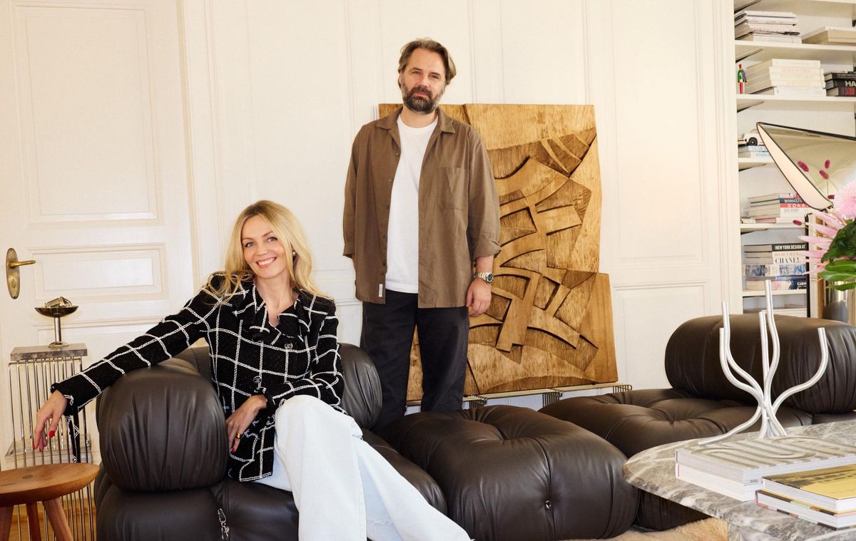 Das Architektenpaar Ida Héritier und Konrad Roslak in einem stilvollen Wohnzimmer mit modernen Möbeln und Kunstwerken in Zürich.