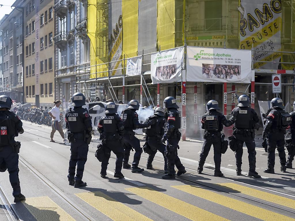 La police bâloise a dû intervenir contre des manifestants hostiles.