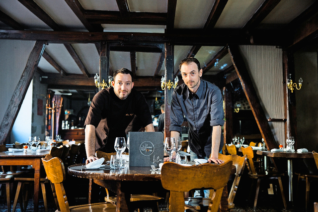 Sylvain Lemetayer et Alain Figuet dans leur restaurant 2 Potes O'feu, à Chêne-Bourg.