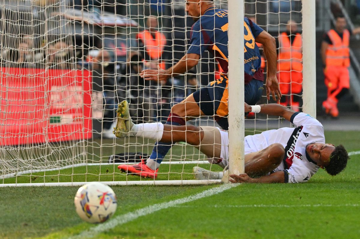 Dan Ndoye, attaquant suisse de Bologne #11, se blesse lors d'un match de Serie A entre l'AS Roma et Bologne FC au Stade Olympique de Rome, le 10 novembre 2024.