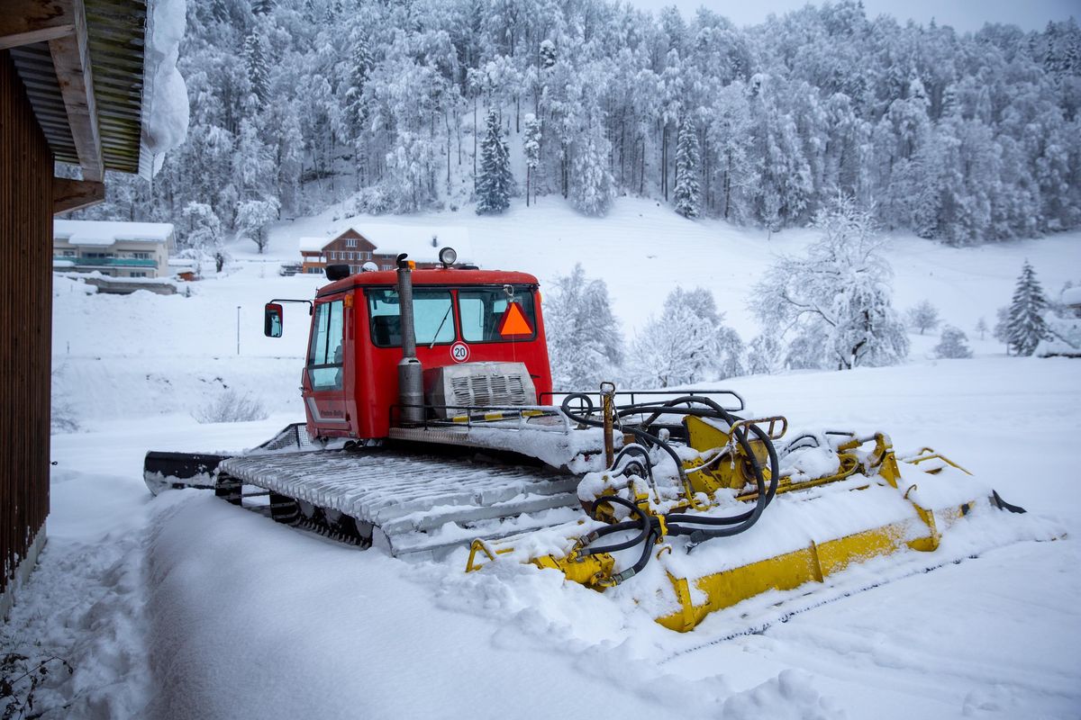 Pistenraupe am Skilift Steg im verschneiten Fischenthal.