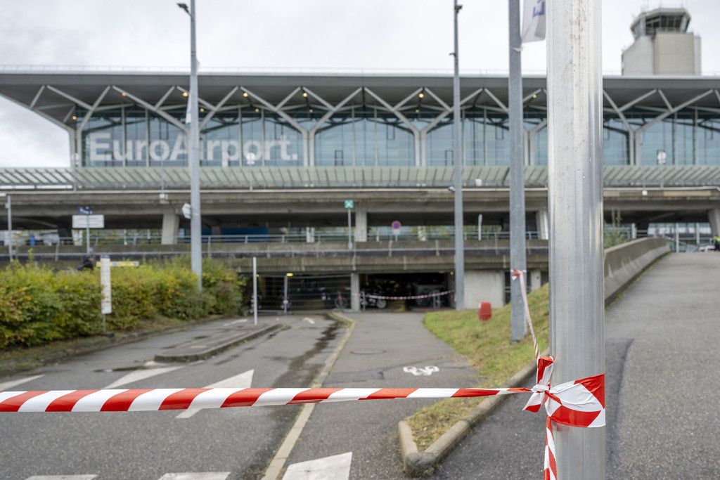 Der gesperrte Flughafen Euroairport Basel-Muelhausen am Freitag, 20. Oktober 2023.Der Flughafen ist am fruehen Freitagnachmittag wegen eines Bombenalarms erneut evakuiert worden. Bereits am Vortag loeste ein Fehlalarm einen Unterbruch des Flughafenbetriebs aus.(KEYSTONE/Georgios Kefalas)