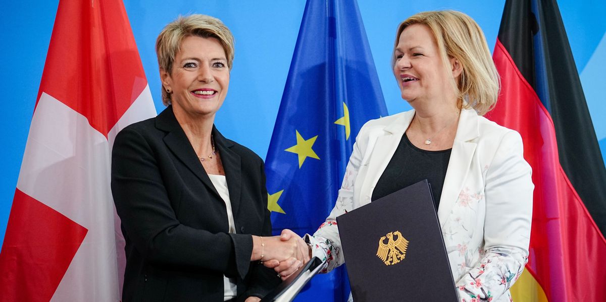 05.04.2022, Berlin: Nancy Faeser (SPD, r), Bundesministerin für Inneres und Heimat, und ihre schweizerische Amtskollegin, Bundesrätin Karin Keller-Sutter, tauschen nach der Unterzeichnung eines Deutsch-Schweizerischen Polizeiabkommens die Verträge aus. Foto: Kay Nietfeld/dpa +++ dpa-Bildfunk +++ (KEYSTONE/DPA/Kay Nietfeld)